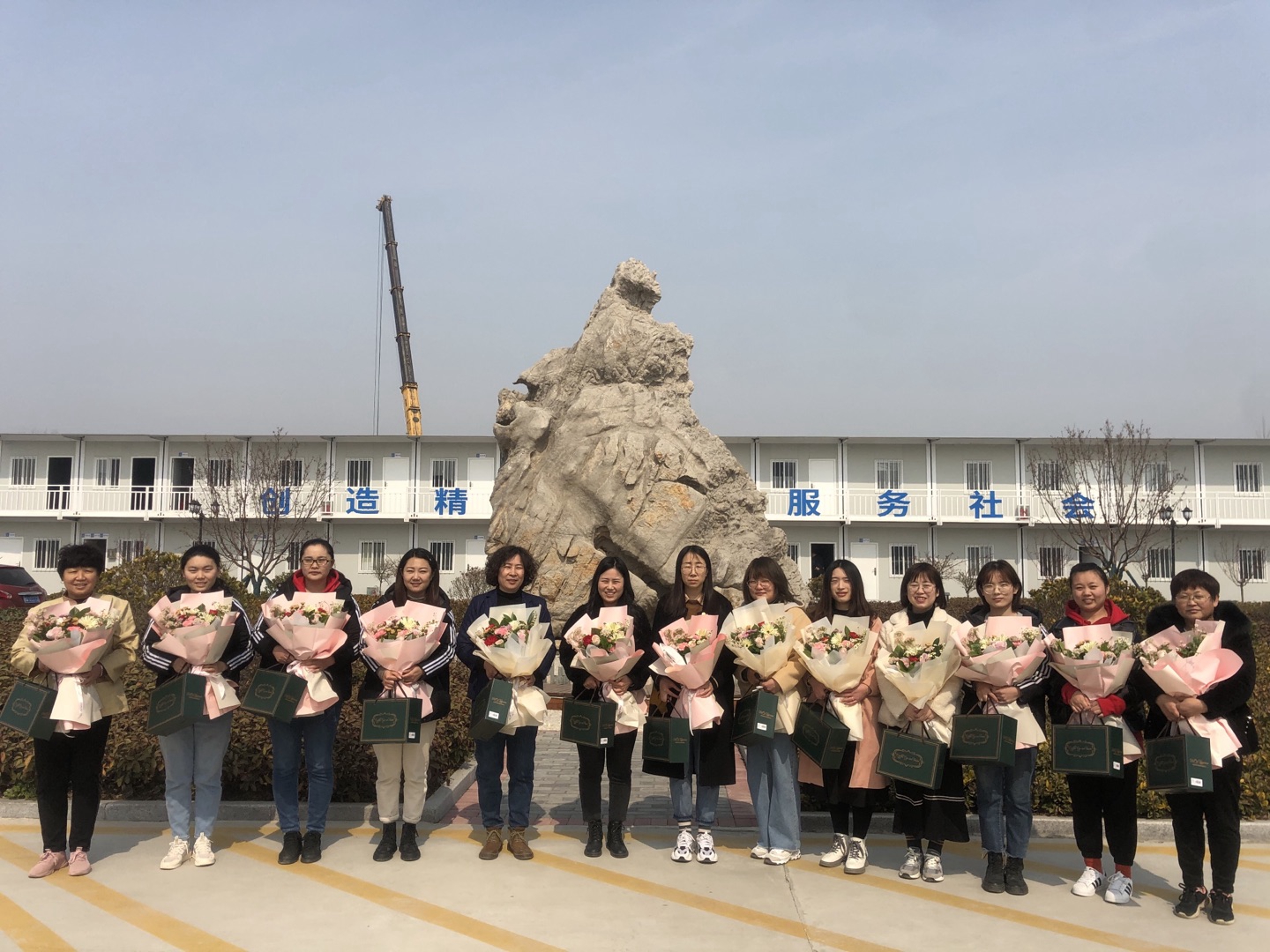 5三公司、項目管理公司為女職工發(fā)放鮮花、禮品.jpg